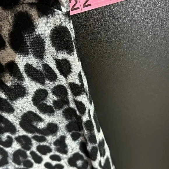 Mario Serrani Scoop-neck,side slit,stretch leopard print long sleeve tunic top - Picture 7 of 10